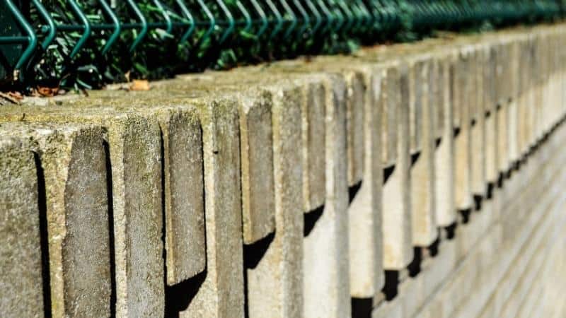 Une clôture intégrée à un muret existant