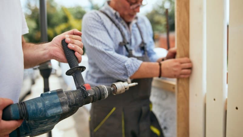 Une installation de clôture en bois