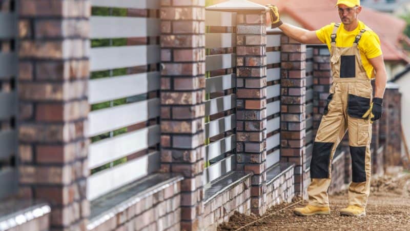 Une pose de clôture par un professionnel local
