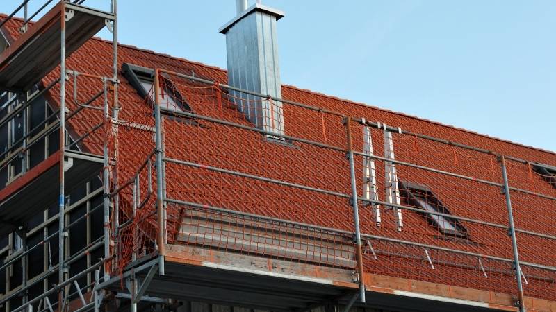 Une pose de filet de protection pour protéger les couvreurs
