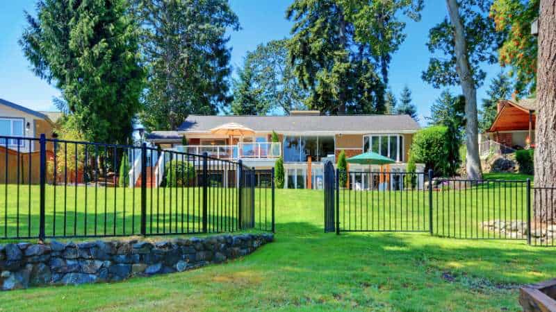 Une propriété clôturée dans le Val d'Oise