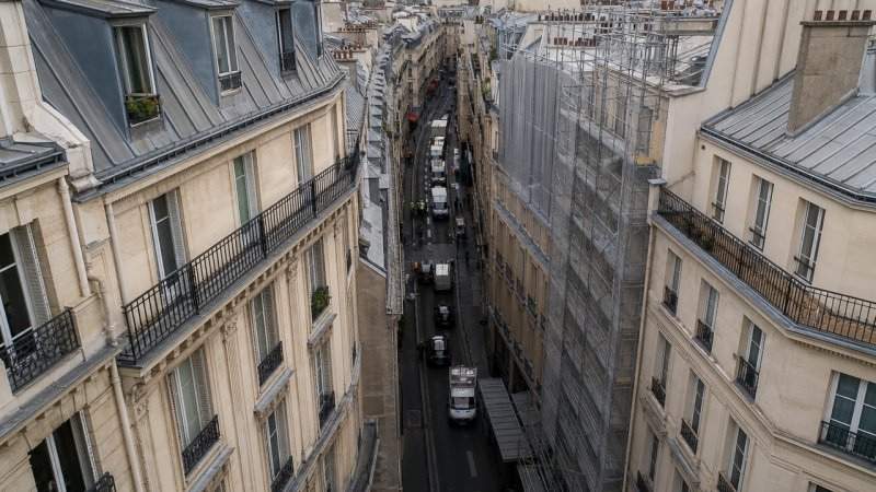 Courbevoie, une ville à forte densité urbaine, rendant l'installation d'un chantier de ravalement de façade difficile