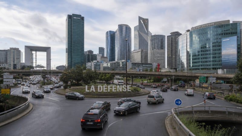 Grosse circulation de voitures autour de La défense en France