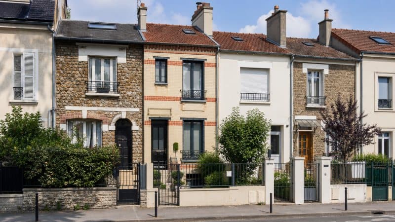 Des maisons mitoyennes avec une bonne isolation de toiture