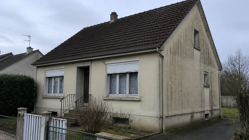 Une maison pavillonnaire ancienne avec une mauvaise isolation thermique