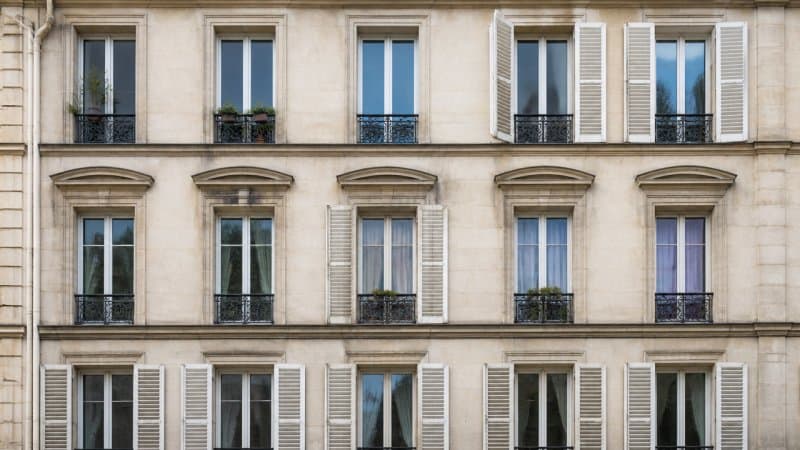 Les fenêtres d'un immeuble dans le département des Yvelines 78