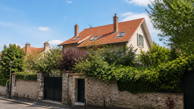 Une maison en France dans la ville de Meudon dont le toit est visible depuis la rue