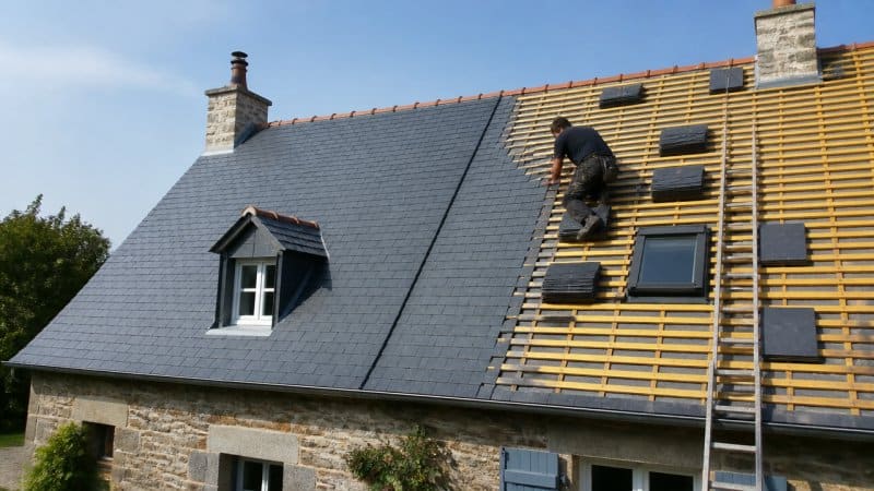 Une remise à neuf d'une toiture en ardoise d'une maison en France par un couvreur