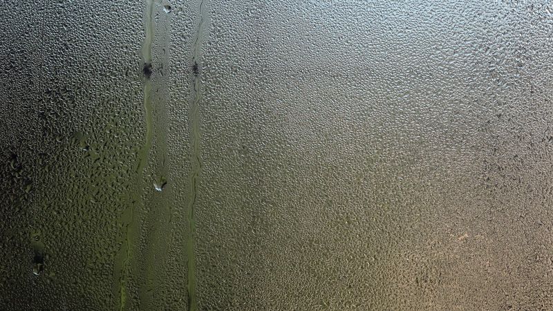De la condensation sur une fenêtre après des travaux d’isolation isolés
