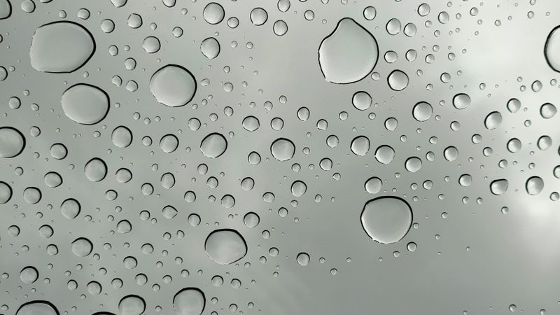 La pluie sur une fenêtre de toit détectée par un volet roulant programmé
