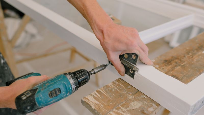 Un professionnel réalisant les réglages pour un fonctionnement durable