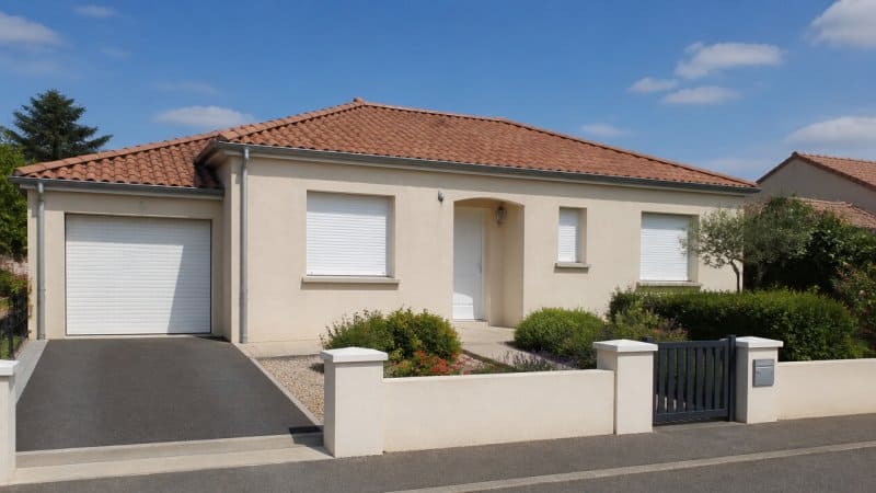 Une maison pavillonnaire avec des volets roulants